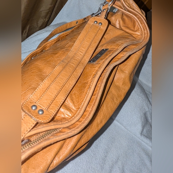 Tre Vero large travel crossbody bag. - Picture 6 of 14